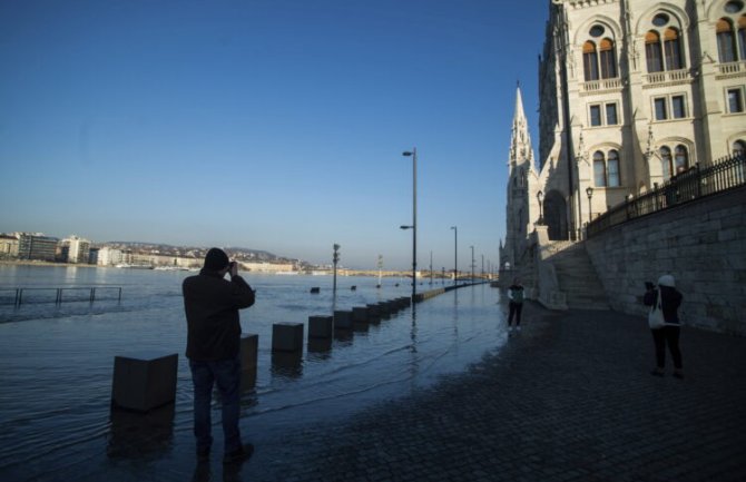 Izlio se Dunav u Budimpešti: Voda došla do zgrade parlamenta