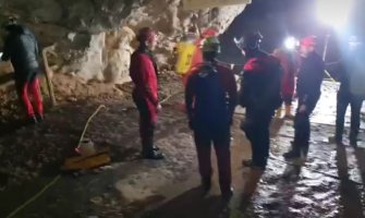 Pet osoba zarobljeno u pećini u Sloveniji, spasioci čekaju pad nivoa vode