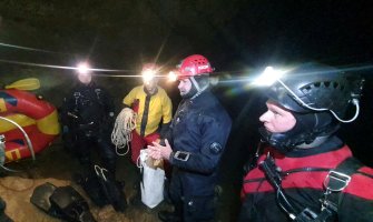 Slovenija: Porodica treći dan zarobljena u pećini, izlazak neće biti lak, moraće da preplivaju dio puta