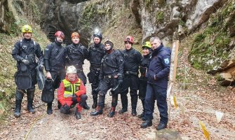 Tročlana porodica i vodiči spašeni iz pećine nakon tri dana
