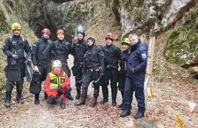Tročlana porodica i vodiči spašeni iz pećine nakon tri dana