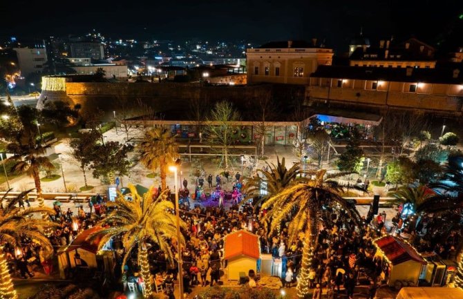Praznična euforija u Kotoru se nastavlja: Nastup Goce Tržan zagrijao brojnu publiku