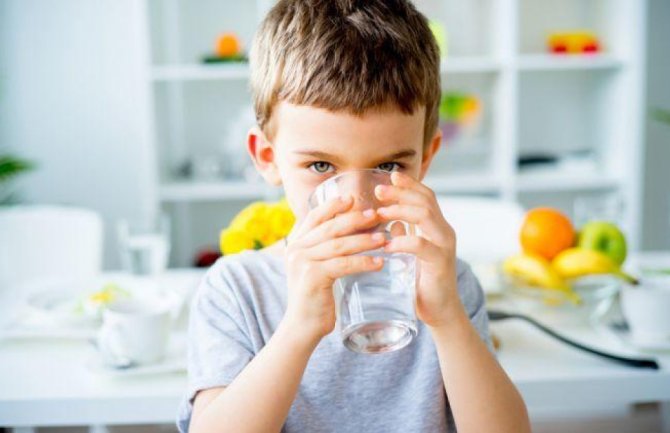 Sokovi su puni šećera, a mlijeko masti: Nutricionisti otkrivaju šta bi djeca trebalo da piju