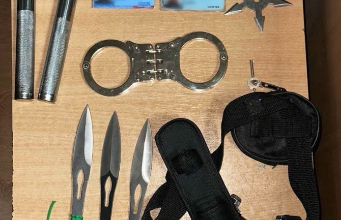 Baranin uhapšen jer je vozio drogiran: U autu pronađeni lisice, noževi, nunčake, plastificirane kartice sa natpisom UP…