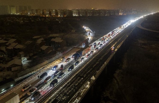 Hiljade vozila zaglavljeno na autoputu zbog sniježne oluje