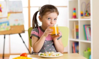 Nije isto pojesti voće ili popiti cijeđeni sok: Gojaznost kod djece povezana sa ovom navikom