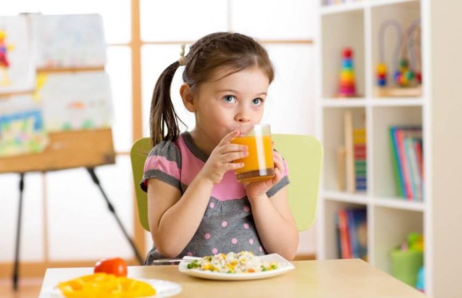 Nije isto pojesti voće ili popiti cijeđeni sok: Gojaznost kod djece povezana sa ovom navikom