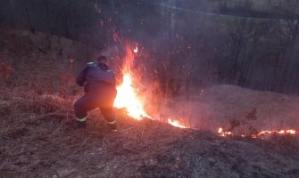 Požari na više mjesta u Mojkovcu, intervenisali vatrogasci