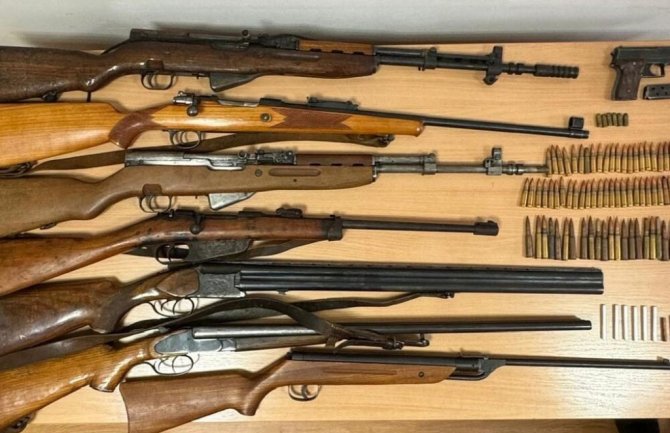 Pretresom u Nikšiću pronađeno sedam pušaka, pištolj i eksplozivna sredstva: Uhapšena jedna osoba