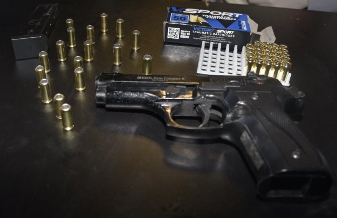Kontrolom ugostiteljskog objekta u Budvi pronađen pištolj, kod jednog lica pronađen i kokain, podnijeta krivična prijava