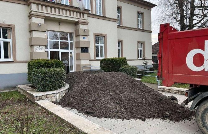 Opština Berane: Ne znamo ko je i zašto istovario zemlju ispred vrata