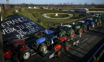 Traktori oko Trijumfalne kapije: Poljoprivrednici blokirali Pariz