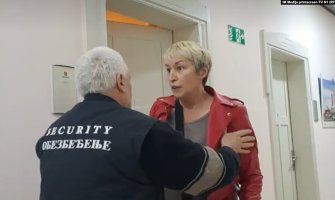 UNS i NUNS: Obezbjeđenje Opštine Inđija fizički napalo novinarku