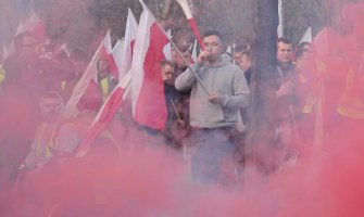 Poljski poljoprivrednici dovezli tenk pod prozor premijera Tuska