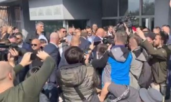 Dodik stigao u sud, pristalice mu poručile: Naprijed predsjedniče