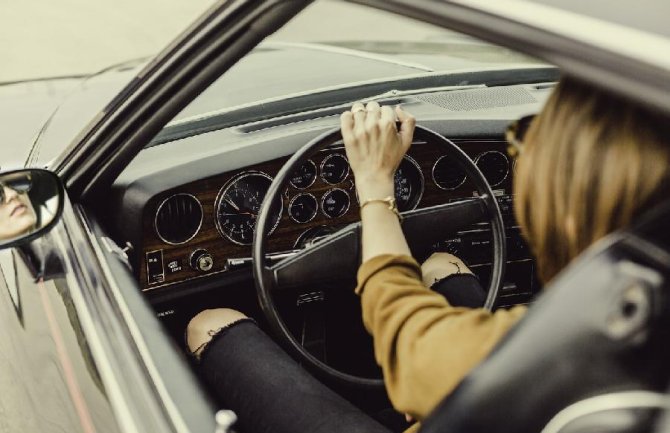 Žene ovo često rade u automobilu, a puno je opasnije nego što misle