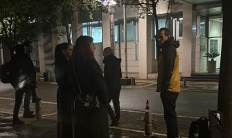 Novinari i snimatelji preko deset sati na kiši i hladnoći ispred Vlade