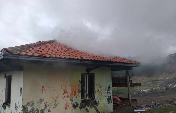 Požar u romskom naselju na Trlici ostavio porodicu bez doma i osnovnih potreba