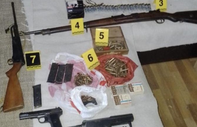 Danilovgrad: Pretresom pronađeno više komada oružja i municije, podnijeta krivična prijava
