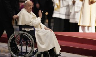 Papa Franjo u Baziliku svetog Petra stigao u invalidskim kolicima