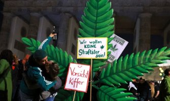 Njemačka legalizovala marihuanu: Brandenburška kapija u oblaku dima