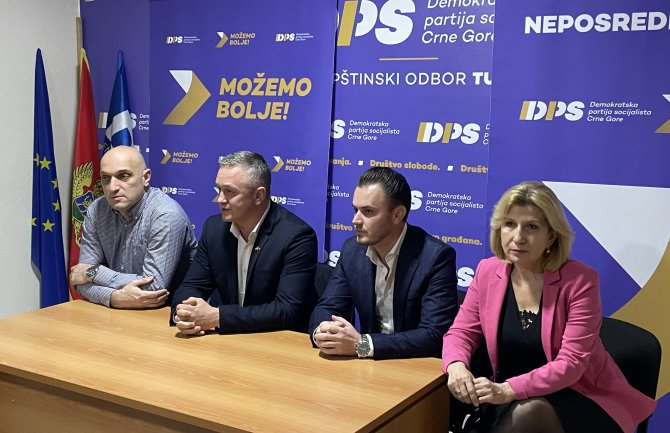 Održana tribina u Tuzima: Nastavljamo sa reformama unutar partije, timski rad biće garant uspjeha DPS-a u narednom periodu
