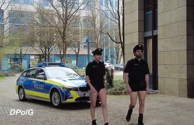 Neobična metoda: Policija u Njemačkoj u znak protesta skida pantalone