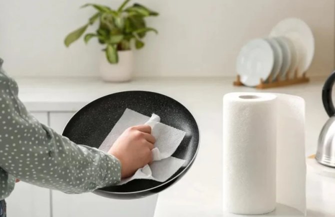 Zašto ne bi trebalo posušivati posuđe papirnim ubrusima