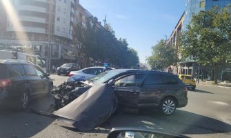 Za 24 sata 18 saobraćajnih nezgoda: Tri osobe povrijeđene