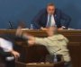 Tuča u parlamentu Gruzije: Lider opozicije pesnicom udario poslanika vladajuće partije