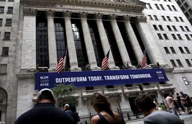 Wall Street u minusu, pale dionice Applea i Tesle