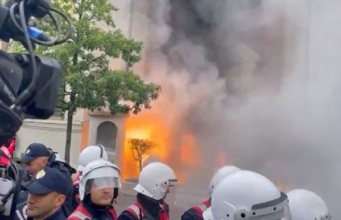 Protesti u Tirani: Demonstranti probili kordon, bacali molotovljeve koktele, gori zgrada opštine
