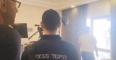 Izraelska policija upala u Al Jazeerin ured dok organizacija za zaštitu prava osuđuju odluku vlade