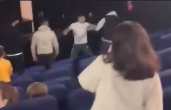 Tuča tokom projekcije dječijeg filma, bokser nokautirao nasilnika