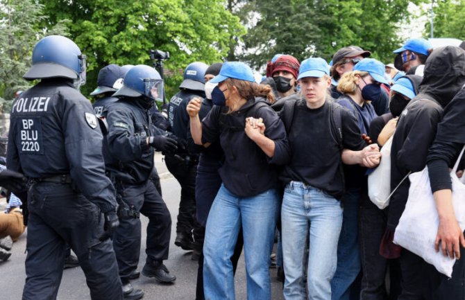Stotine demonstranata se sukobilo s policijom u blizini Berlina