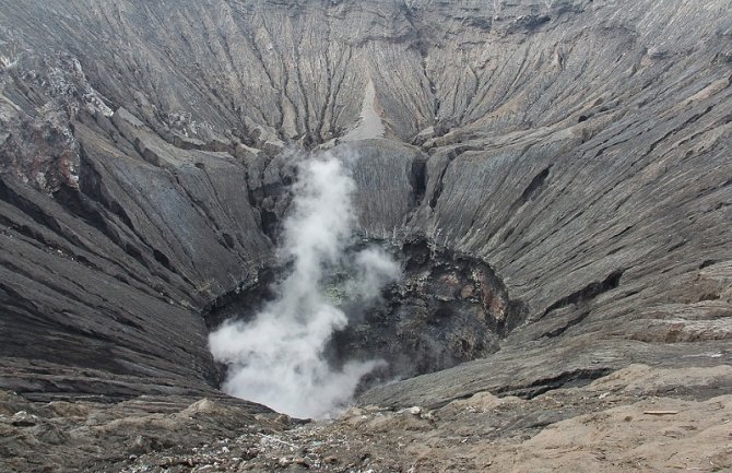 Nova erupcija vulkana Ibu, izbacio pepeo na visini od pet kilometara