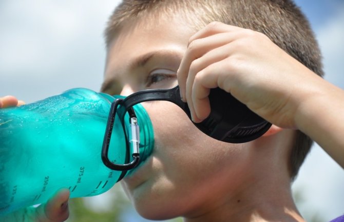 Nikako ne pijte vodu iz plastične flaše, posebno ljeti