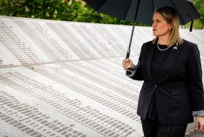 Američka podsekretarka Allen se poklonila žrtvama genocida u Srebrenici
