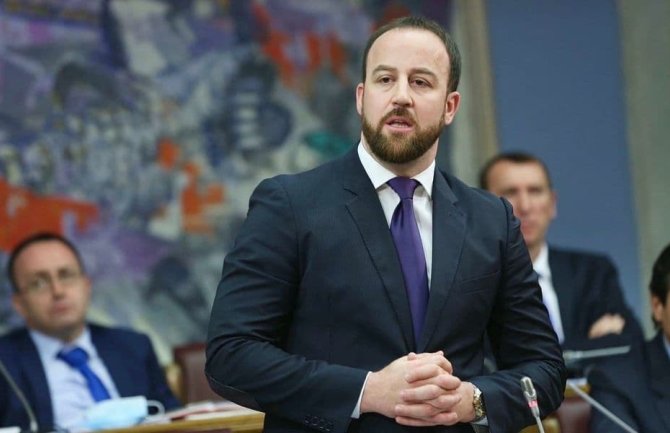 Nikolić: Žalosno je da se žrtve Jasenovca zloupotrebljavaju u političke svrhe , u trenutku kad se ljuljaju fotelje