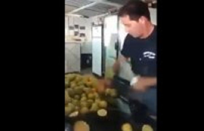 Način na koji ovaj momak sjecka limun ostaviće vas bez teksta (VIDEO)