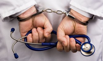 Uhapšena dva hirurga zbog višegodišnjeg silovanja koleginice