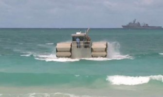  Američki vojni izum: Tenk koji ide po vodi (VIDEO)