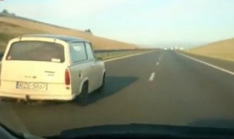 Na autoputu vozio 180 km/h  pa ga pretekao stari trabant (VIDEO)