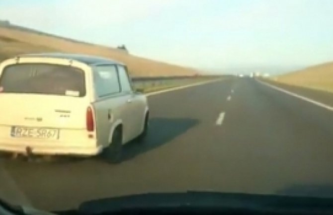 Na autoputu vozio 180 km/h  pa ga pretekao stari trabant (VIDEO)