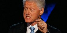 Fotografije Bil Klintona iz 2002. godine uzbudile javnost: Bivšeg predsjednika SAD-a masira žrtva pedofila Epstajna 