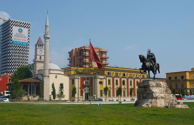  Tirana: U pucnjavi ubijena jedna osoba, ranjen bivši tužilac