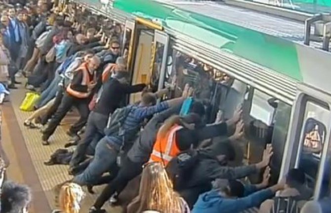 Putnici podigli voz kako bi spasili ''zaglavljenog'' putnika (VIDEO)
