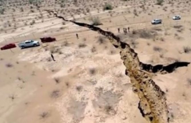 Zemlja se otvorila: Džinovska pukotina u Meksiku (VIDEO)