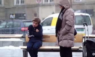 Dijete na autobuskom stajalištu se smrzava – šta biste vi uradili? (VIDEO)