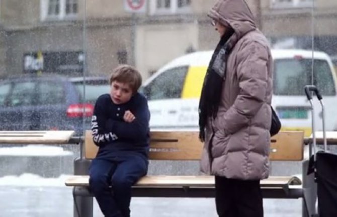 Dijete na autobuskom stajalištu se smrzava – šta biste vi uradili? (VIDEO)